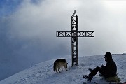 47 Alla croce di vetta del Grem (2049 m) mentre la nebbia si sta diradando...